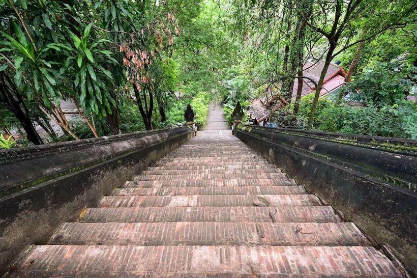 Chiang Mai:Wat Phra That Doi Suthep & Wat Umong Evening Tour - The guides and the small-group advantage