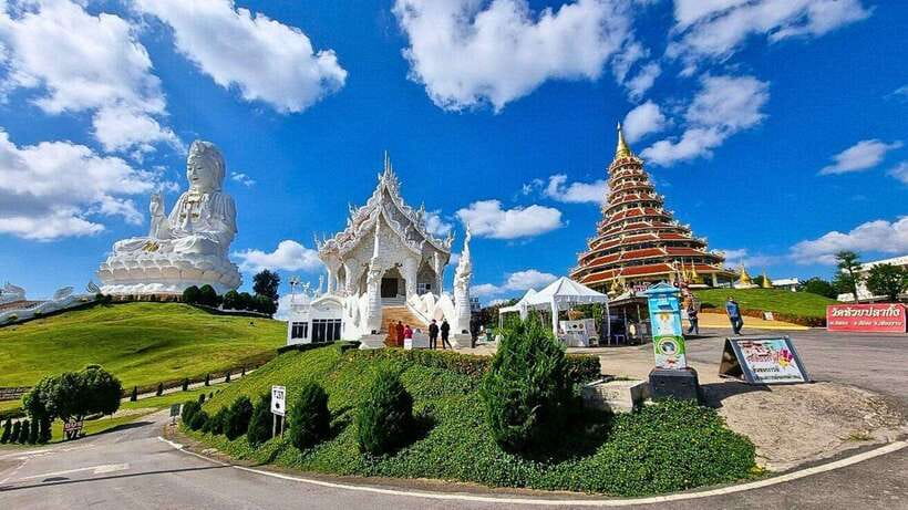 Chiang Mai: White, Blue & Big Buddha Temples in Chiang Rai - First choice point: Long Neck Karen Village (Option A vs Option B)
