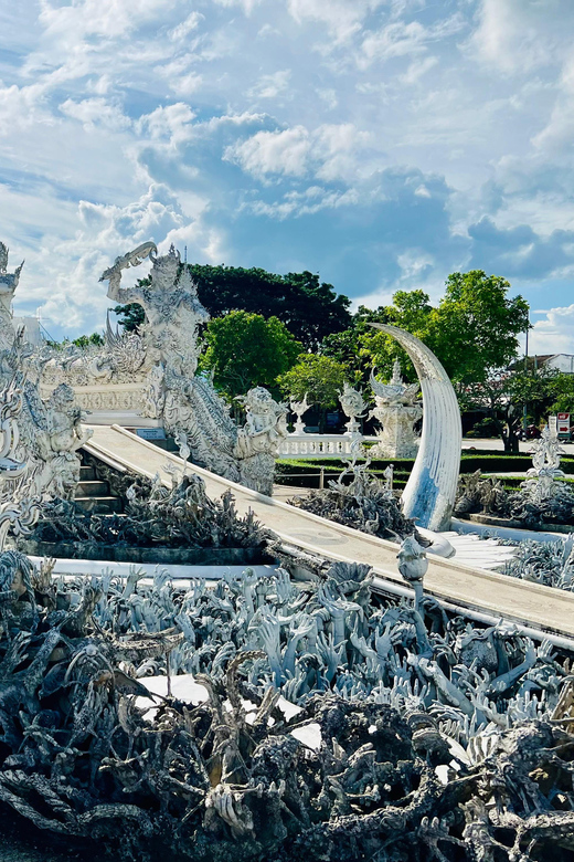 Chiang Rai:Private Transfer to Chiang Mai with Temples Visit - Wat Rong Suea Ten (Blue Temple): contemporary art with a color theme