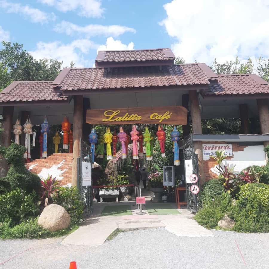 Chiang Rai: Temples Trip with Sang Kaew and Lalitta Cafe - Blue Temple (Wat Rong Suea Ten): Traditional Values Meets Modern Design