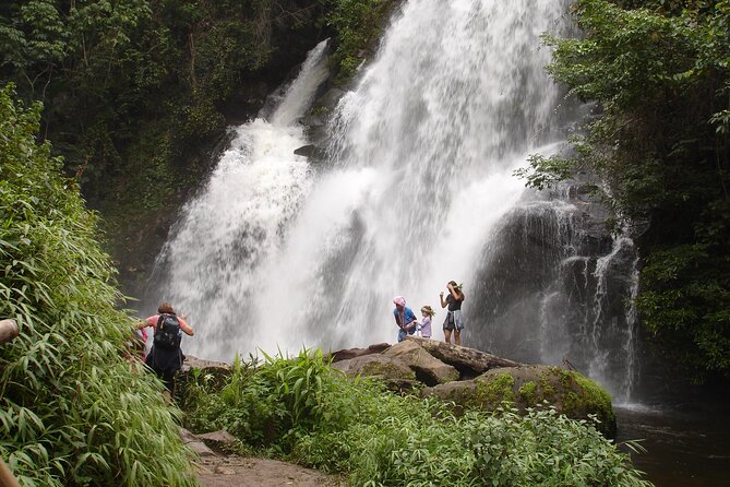 Doi Inthanon National park and 2 hours hiking with private tour - Ang Ka Nature Trail and the King & Queen Pagodas flower garden
