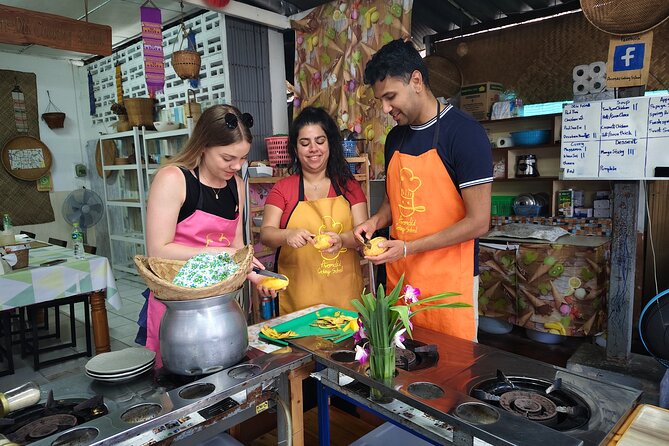 Evening Thai cooking class - Soups and appetizers: papaya salad and spring rolls in real workflow