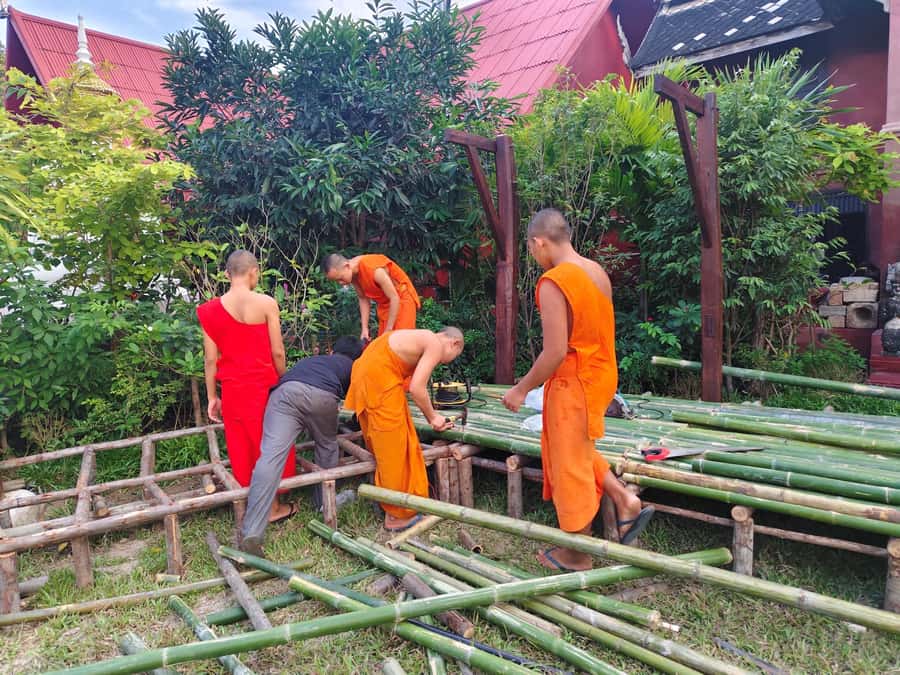 Ex-monk city & temples walking tour: (3.5 hours / 1.7 km.) - Wat Chedi Luang: the pagoda you see from a distance