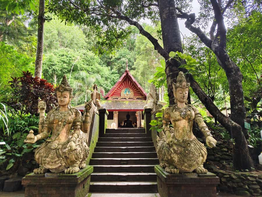 Ex-monk city & temples walking tour: (3.5 hours / 1.7 km.) - The best part: evening monk chanting and daily routine