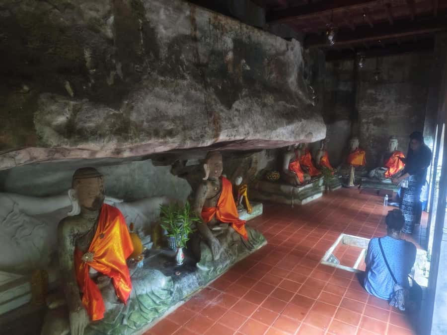 Ex-monk city & temples walking tour: (3.5 hours / 1.7 km.) - Royal 1st class Monastery and Phra Buddha Singh