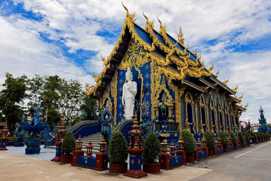 From Chiang Mai: Chiang Rai's Temples Exploration Day Trip - Wat Rong Khun (White Temple): Mirror Details and Symbolic Serenity