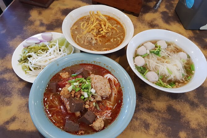Go where the locals go, Eat what the locals eat! Food Tour with Local Foodies - The 4pm Warorot Market Start: More Variety, More Noise (In a Good Way)