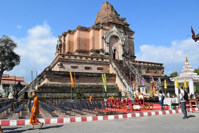 Half Day Chiang Mai City and Cultural by TukTuk, Samlor & Red car (Private Tour) - Tha Phae Gate and the Three Kings Monument: quick old-city anchors