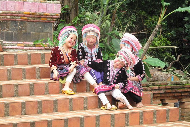 Half Day - Small Group - Doi Suthep Temple and Hmong Village Tour - The guides: English delivery and pacing matter more than you’d think