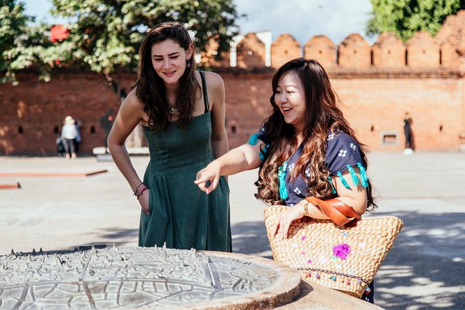 Highlights & Hidden Gems With Locals: Best of Chiang Mai Private Tour - Wat Phra Singh: where the cultural notes click