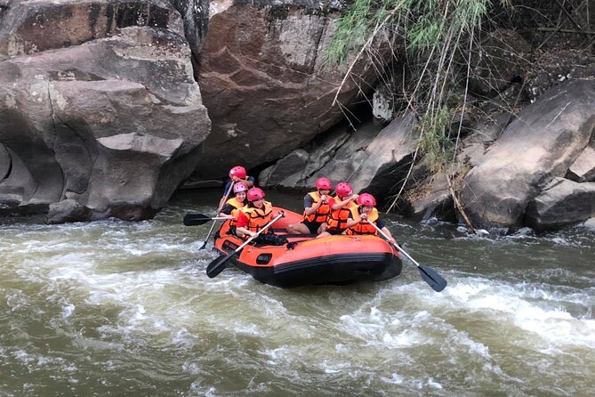 Khampan Rafting: White Water Rafting Guided Adventure in Chiang Mai - Rafting the Mae Taeng River: 10 kilometers of adrenaline with a guided rhythm