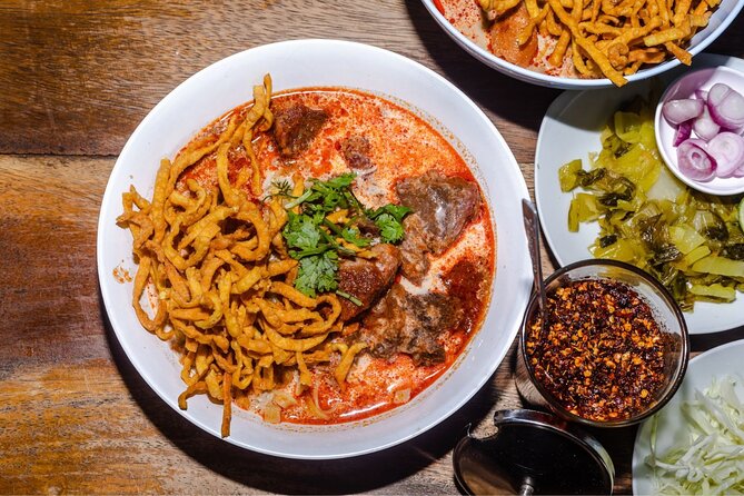 Lanna Kingdom Chiang Mai Food Tour with 15+ Tastings - Thanin Market-style street food stops: what makes each stop feel different