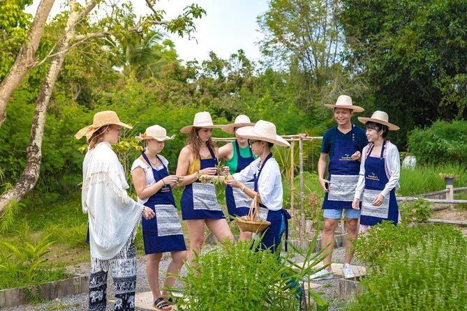Morning Cooking Class in Traditional Pavilion with Beautiful Garden - Chiang Mai - Morning Start: Tha Phae Gate, Market Shopping, and What You Learn Early