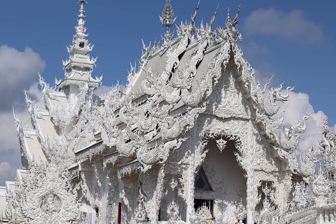 Private Tour Chiang Rai 3 Wonderful Temples & Lalitta Cafe - Key things that make this tour worth your time
