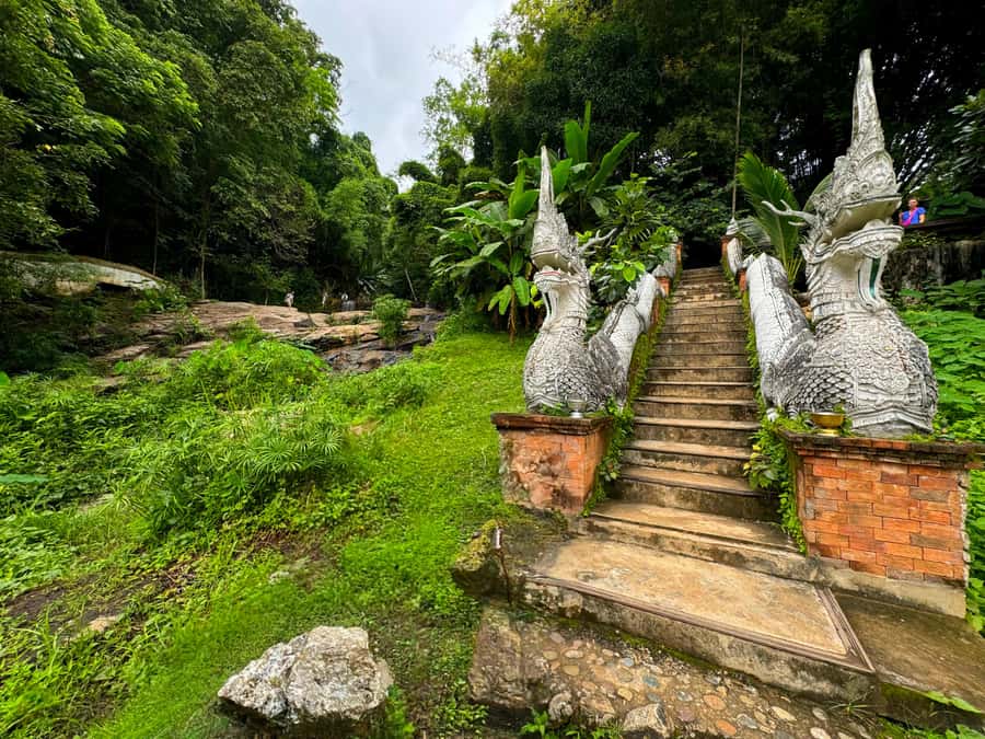 Private tour Chiangmai , Explore hidden gems Lanna temple - Pha Lad Temple: peaceful mountain views plus a golden chedi story