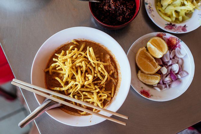 The 10 Tastings of Chiang Mai With Locals: Private Street Food Tour - Stop 1: Wat Chai Si Phum and the best kind of first bite