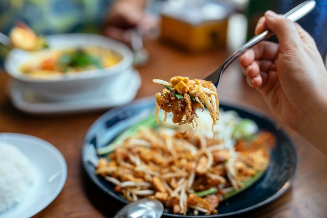The 10 Tastings of Chiang Mai With Locals: Private Street Food Tour - Stop 4: Wat Mo Kham Tuang and what you should look for