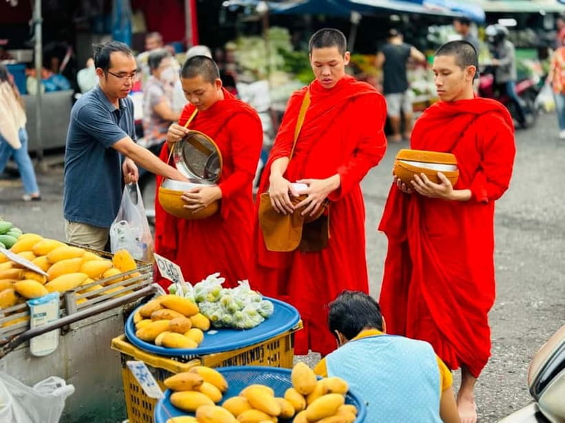Walk With Monks Collecting Alms(meeting point maybe change) - Wat Chai Sri Phum: your first lesson before you move